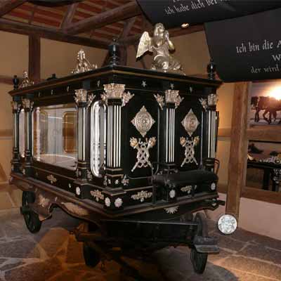 über 400 Jahre alte Pfarrscheune mit Ausstellung