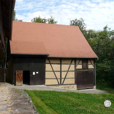 über 400 Jahre alte Pfarrscheune mit Ausstellung