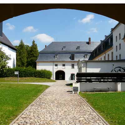  vorn Torhaus und Kasse, rechts Brauerei, Brennerei, Maschinenhaus